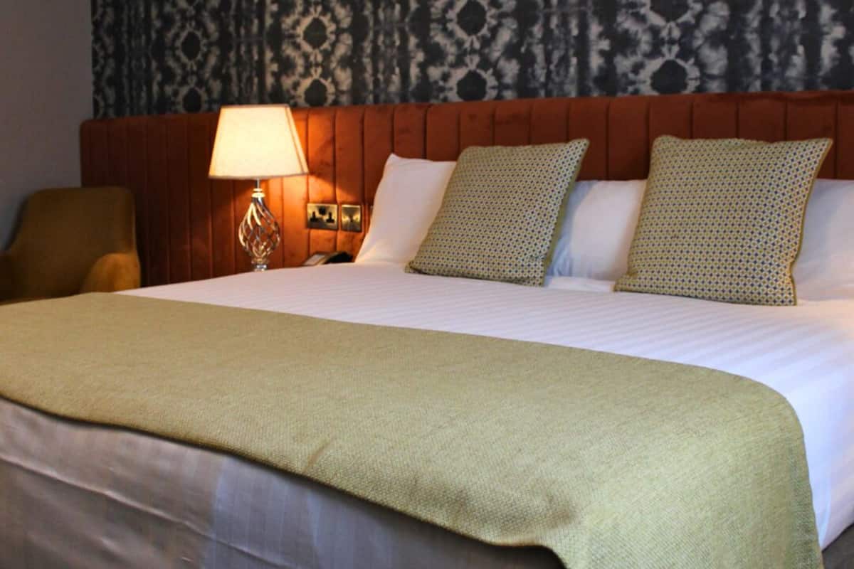 Quarto casal executivo, 1 cama King | 1 quarto, roupas de cama antialérgicas, cofres nos quartos, escrivaninha
