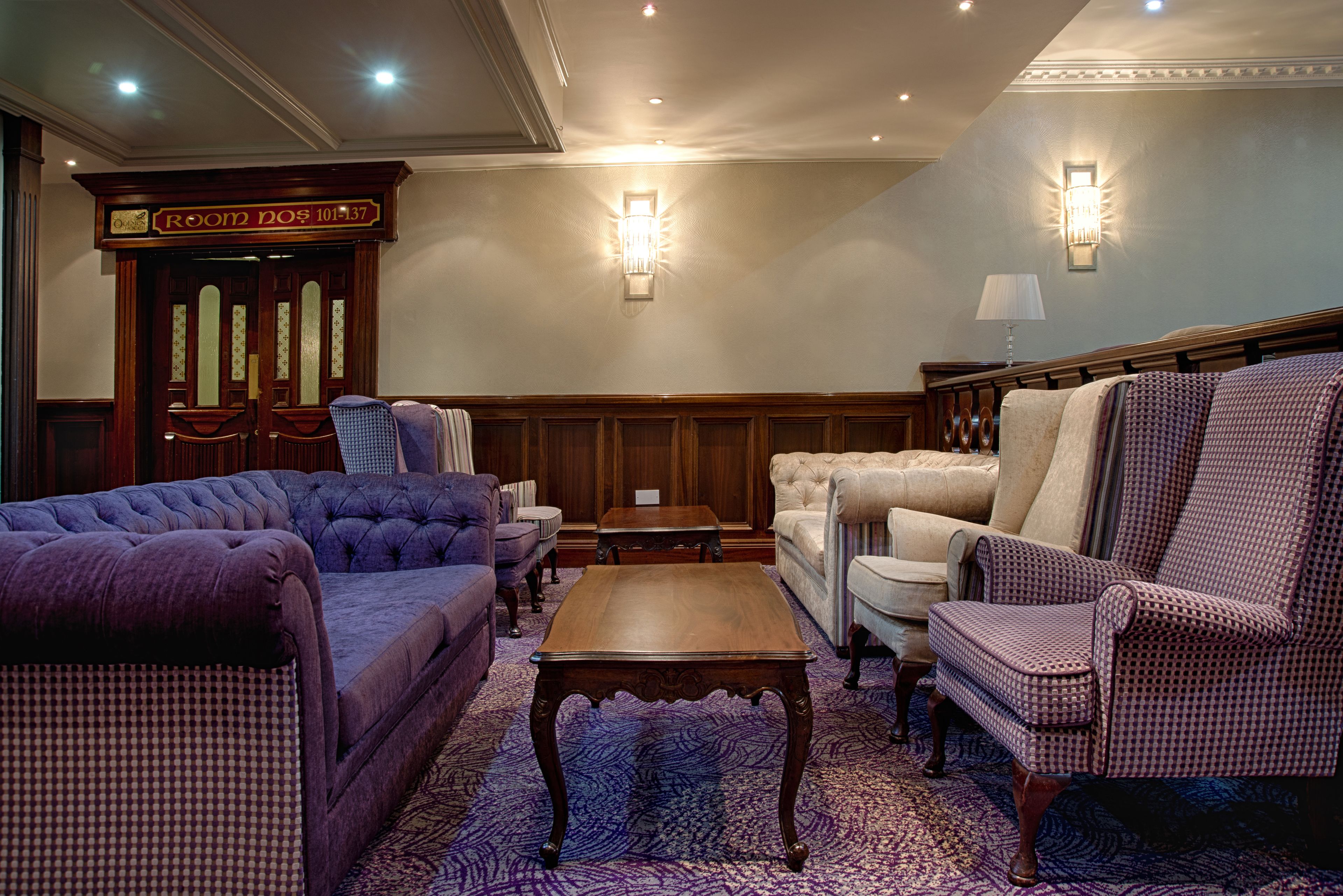 serves breakfast, lunch and dinner