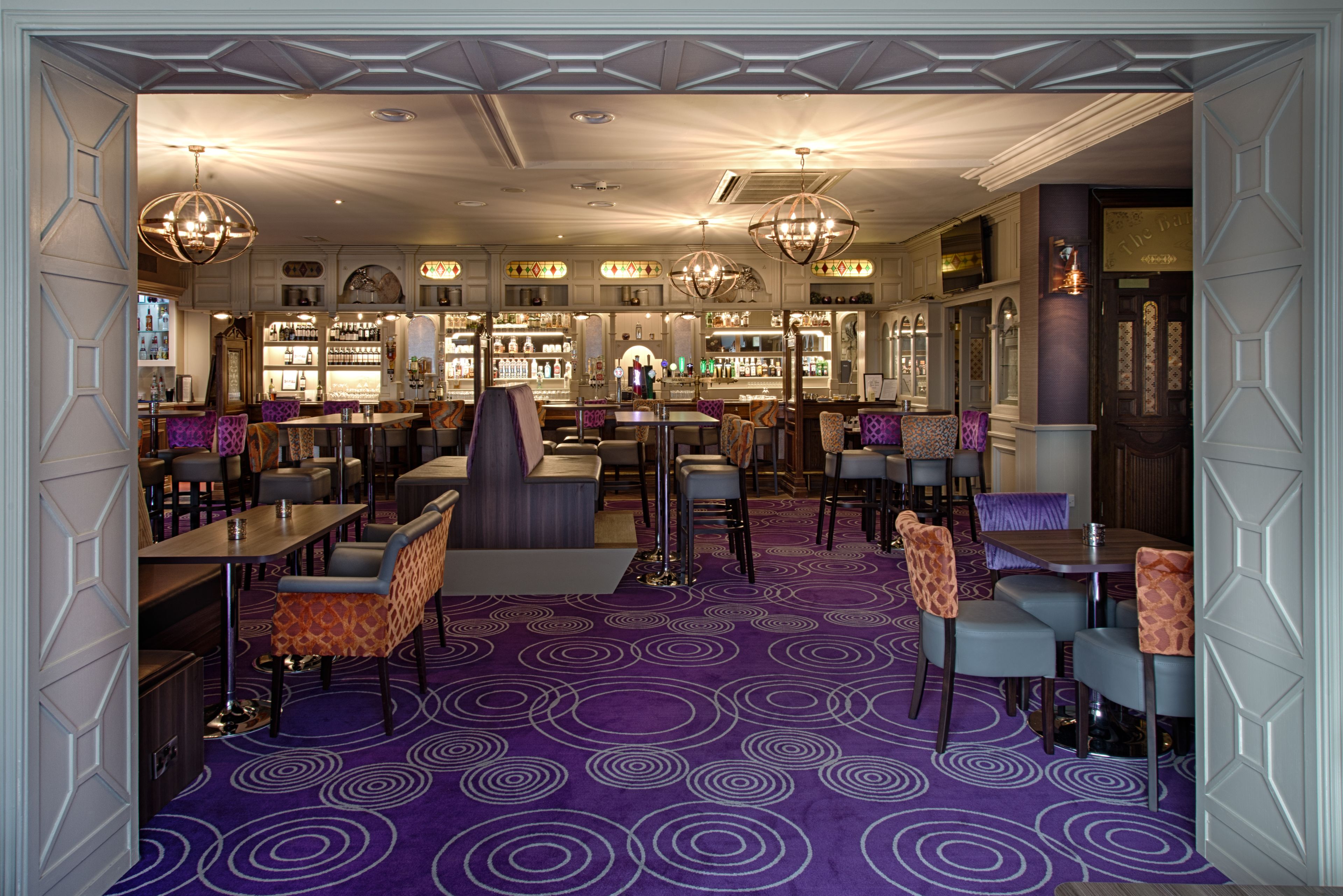 serves breakfast, lunch and dinner