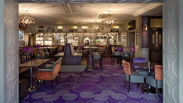 Serves breakfast, lunch and dinner