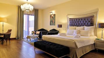 Suite ejecutiva | Ropa de cama de alta calidad y caja de seguridad en la habitación
