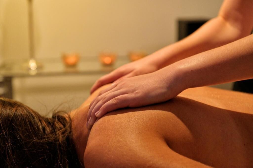 Eine Person erhält eine Rückenmassage.