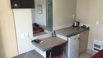 Estudio básico | Escritorio, cortinas opacas, sistema de insonorización