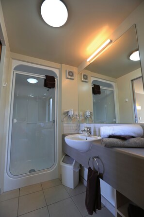 Đồ dùng nhà tắm miễn phí, máy sấy tóc, khăn tắm, dầu gội 