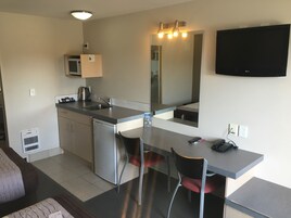 Estudio | Escritorio, cortinas opacas, sistema de insonorización