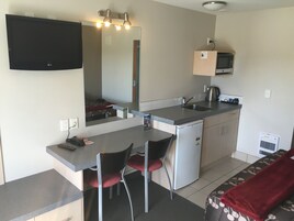 Estudio superior, 1 cama de matrimonio | Escritorio, cortinas opacas, sistema de insonorización