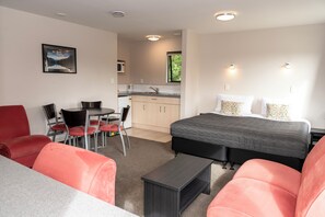 Apartment, 1 Bedroom | Living area | 32-inch TV with satellite channels, Netflix, streaming services - Bella Vista Motel Fox Glacier (Fox Glacier)