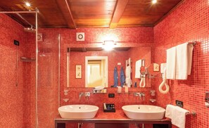 Camera Junior (Comfort) | Bagno | Set di cortesia firmato, asciugacapelli, bidet, asciugamani