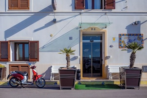 Fachada de la propiedad por la tarde o noche