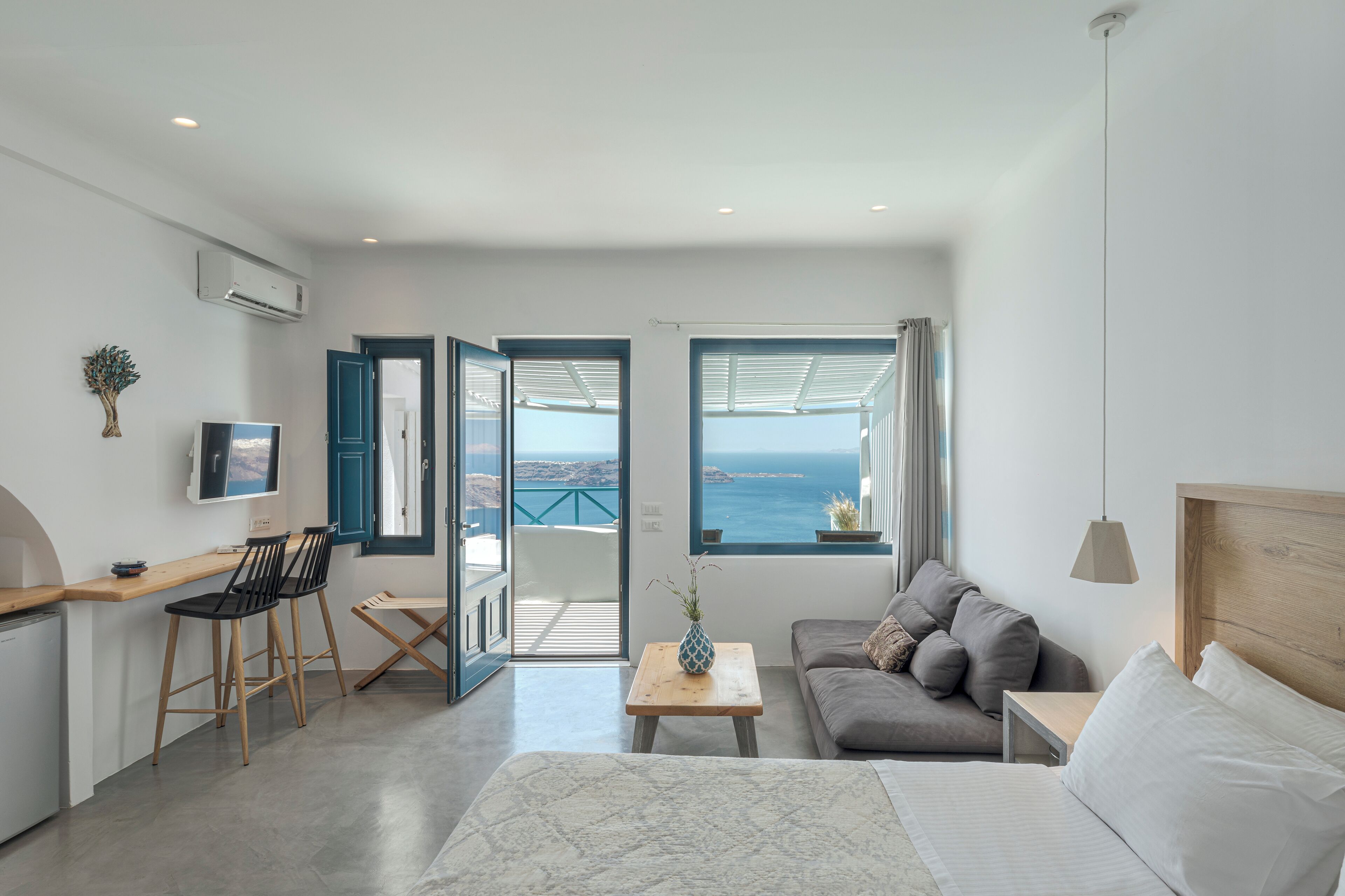 Suite luna di miele (Outdoor Hot Tub, Caldera View) | Area soggiorno | TV 18 pollici con canali satellitari, lettore DVD