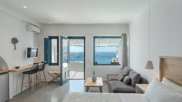 Suite luna di miele (Outdoor Hot Tub, Caldera View) | Area soggiorno | TV 18 pollici con canali satellitari, lettore DVD