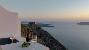 Romantic Suite (Outdoor Hot Tub, Caldera View) | Terrace/patio