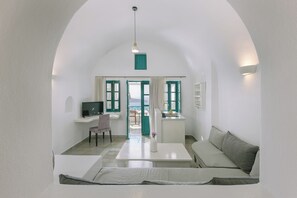 Junior-suite (Caldera View) | Opholdsområde | 18-tommers tv med satellitkanaler, dvd-afspiller
