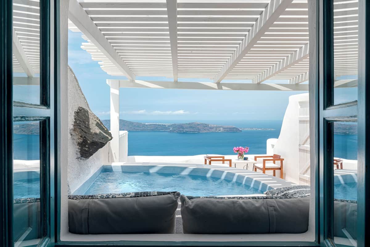 Una piscina infinita moderna con vistas al mar y a las islas.