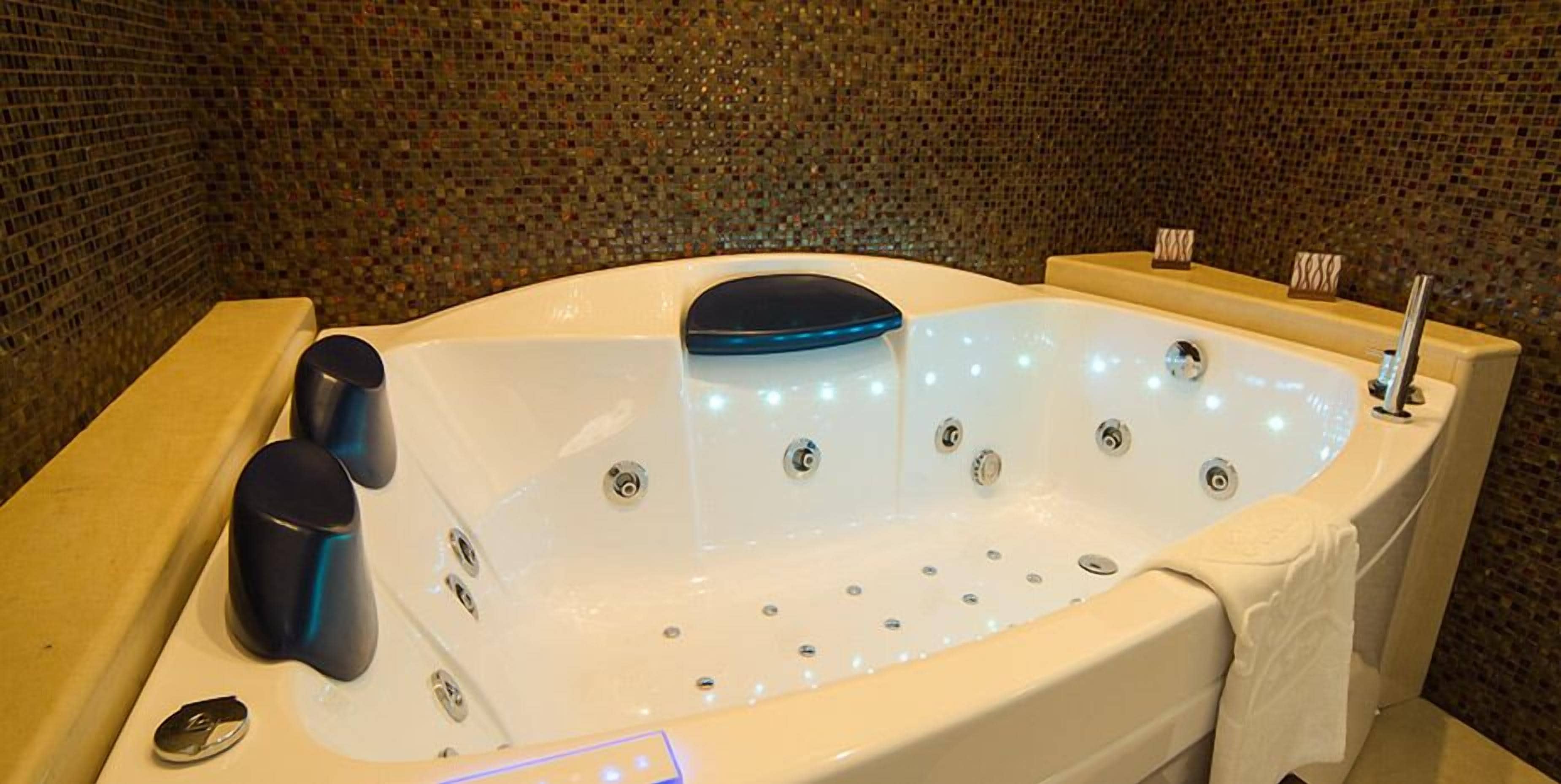 junior suite, jetted tub | jetted bathtub