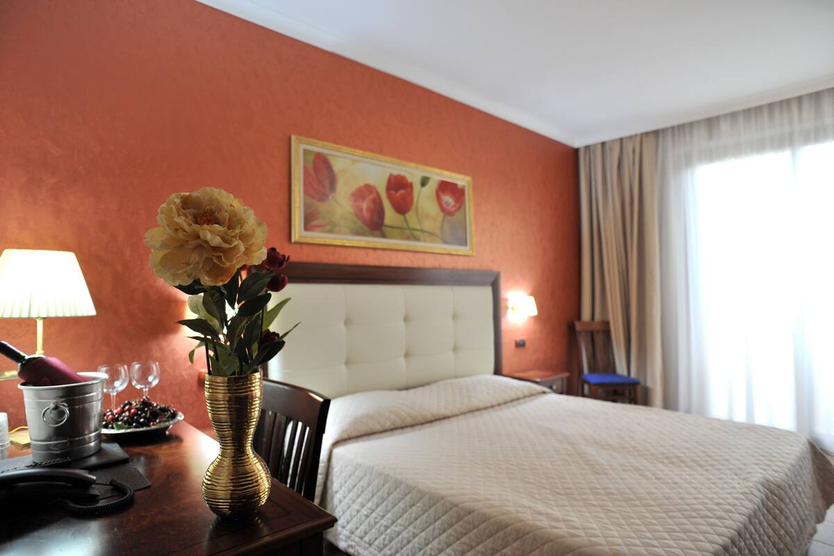 Premium bedding, down comforters, minibar, in-room safe