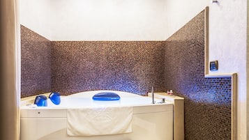 Junior Suite, Jetted Tub | Bathroom | Shower, free toiletries, hair dryer, towels