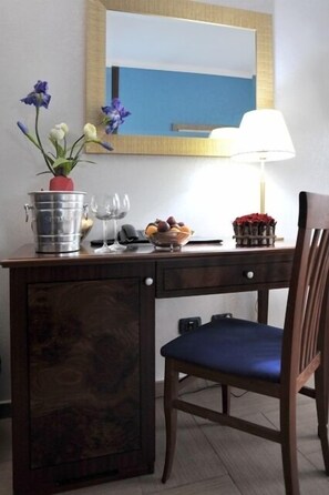 Suite junior, 1 habitación, balcón | Área de sala de estar | Televisión LED 