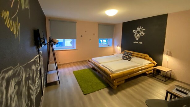 1 bedroom, desk, iron/ironing board (on request), WiFi (free) - Mama Muh (Linz)