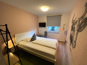 1 habitación, escritorio, tabla de planchar con plancha y wifi gratis 