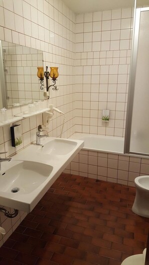 Bañera profunda, artículos de tocador gratuitos, secador de pelo