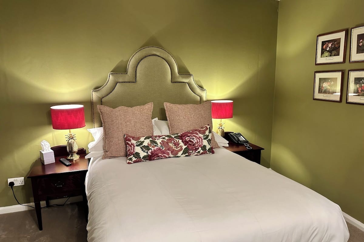 King Room (Not Pet Friendly) | 1 kamar tidur, seprai premium, busa memori, dan meja kerja