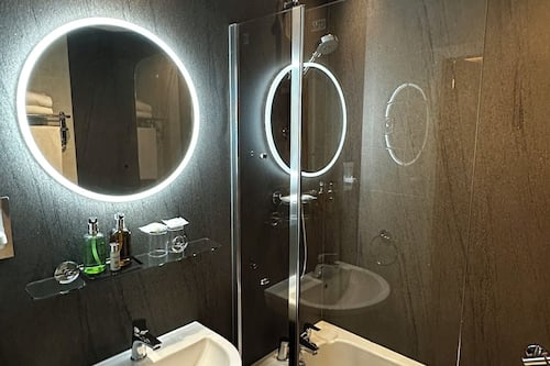King Room (Not Pet Friendly) | Badezimmer | Duschwanne, Designer-Toilettenartikel, Haartrockner, Handtücher