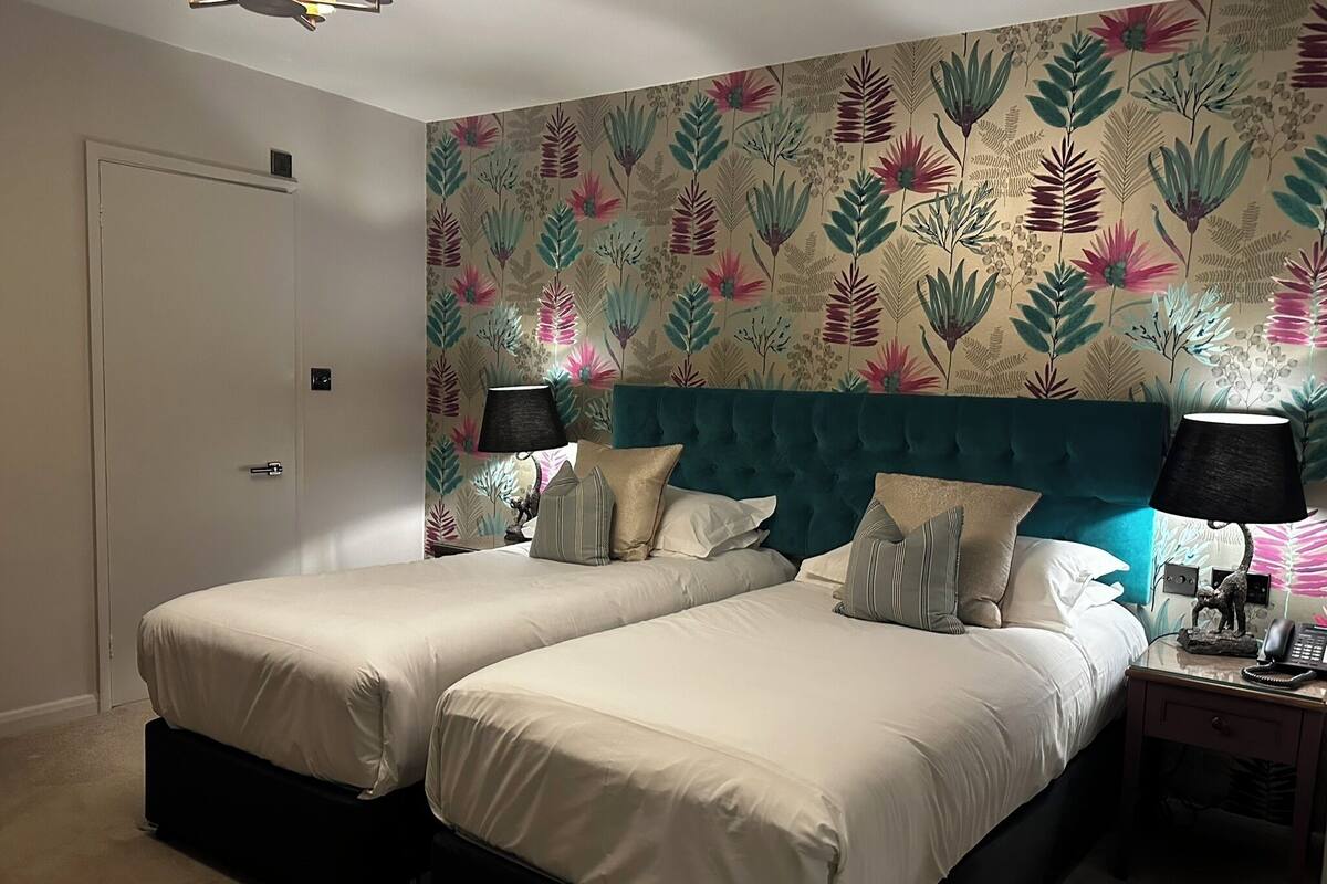 King Room (Not Pet Friendly) | 1 kamar tidur, seprai premium, busa memori, dan meja kerja