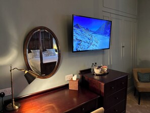 King Room (Not Pet Friendly) | 1 غرفة نوم وأغطية فراش متميزة وأسرّة بإسفنج يتكيف مع شكل الجسم