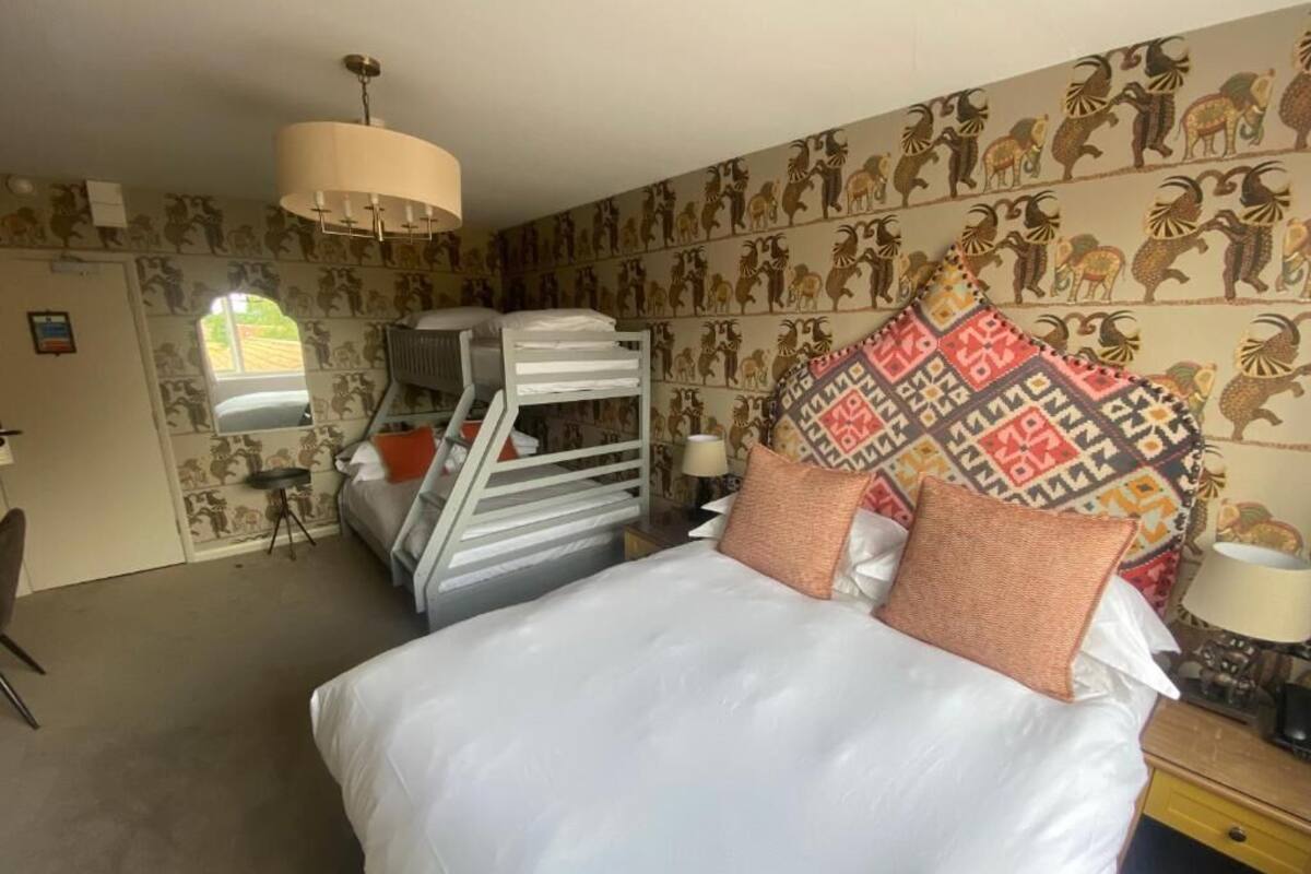 Family Room (Not Pet Friendly) | 1 kamar tidur, seprai premium, busa memori, dan meja kerja