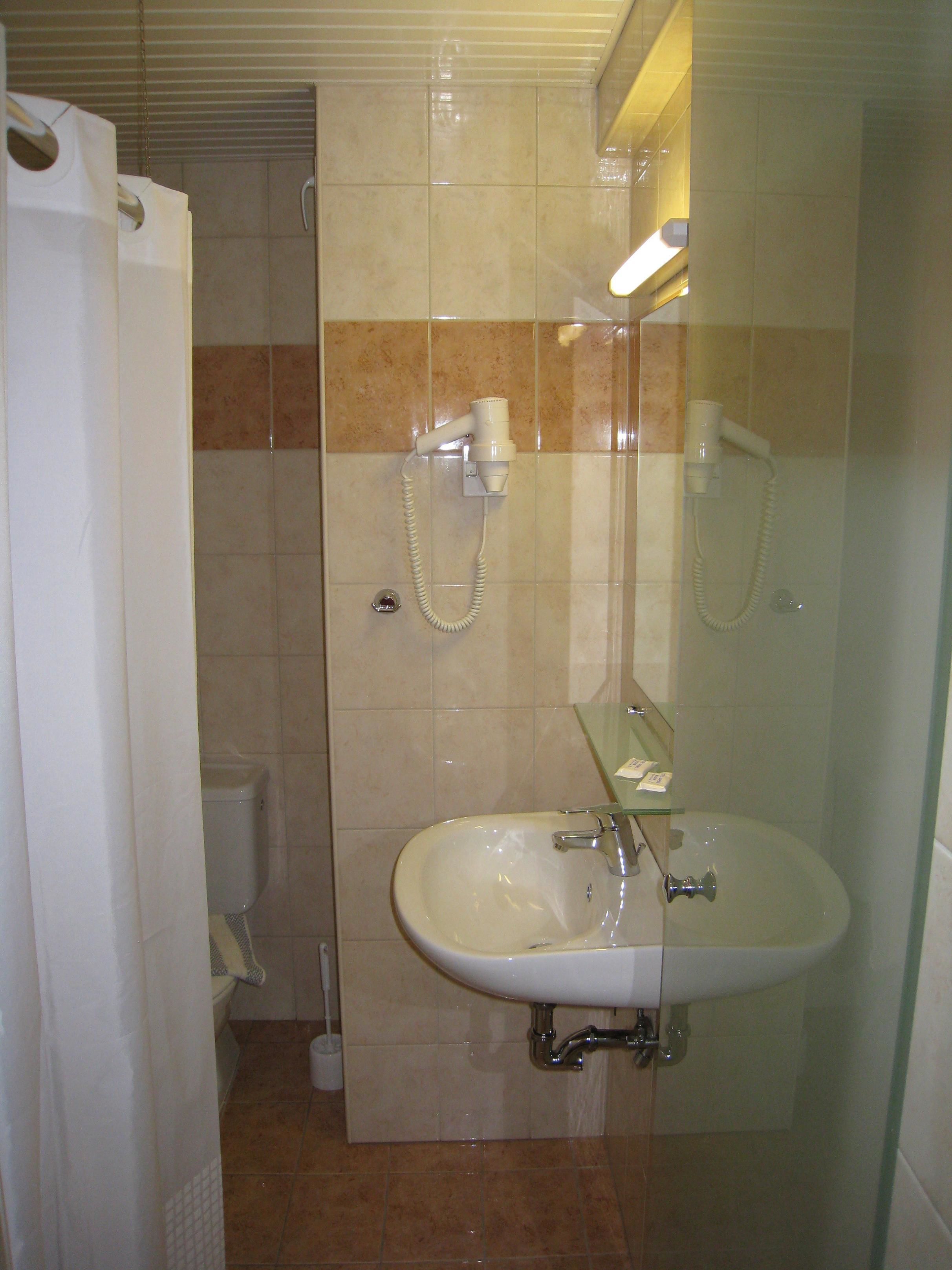 single room, 1 single bed | bathroom | shower, hair dryer, towels