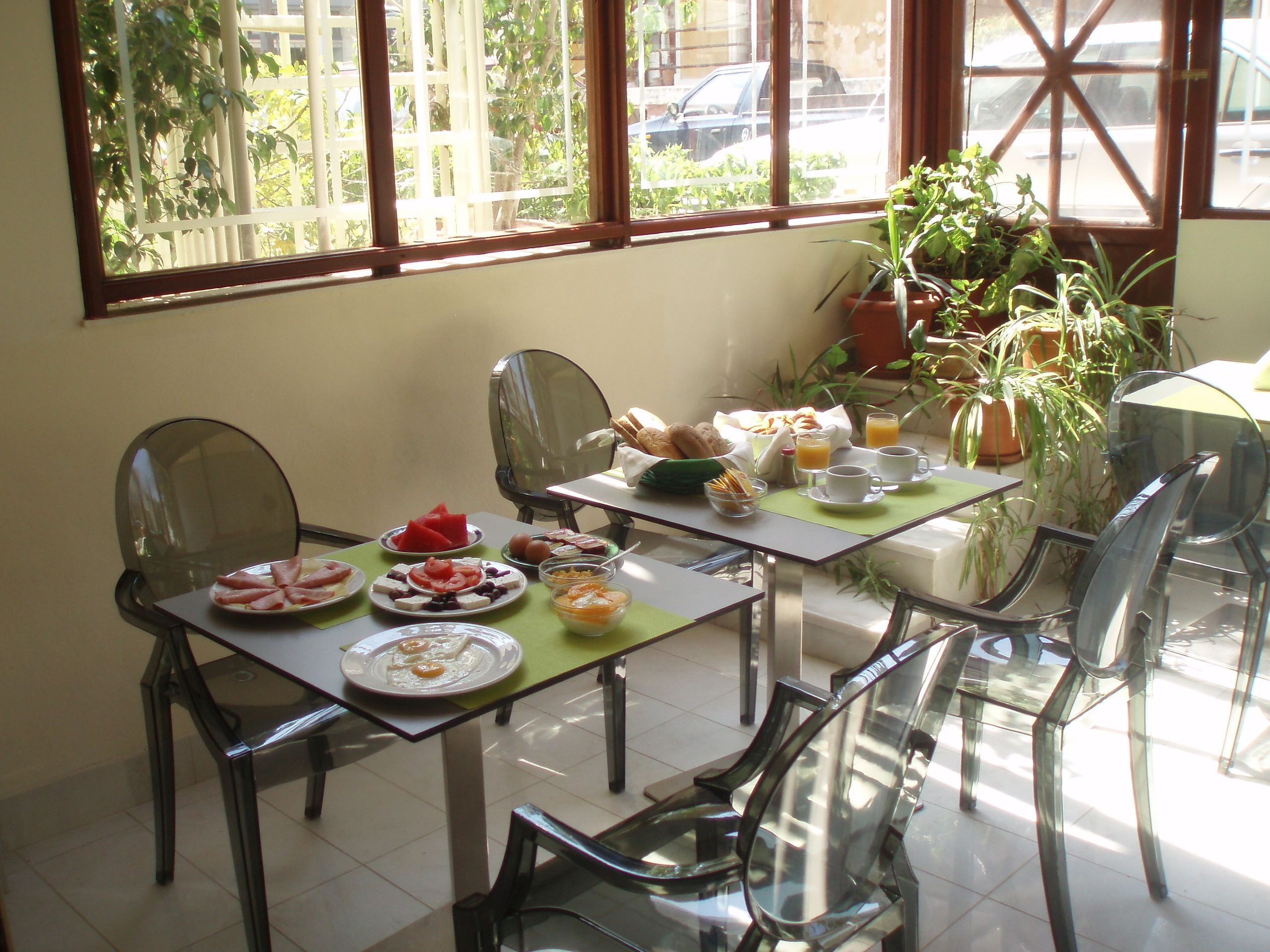 free buffet breakfast