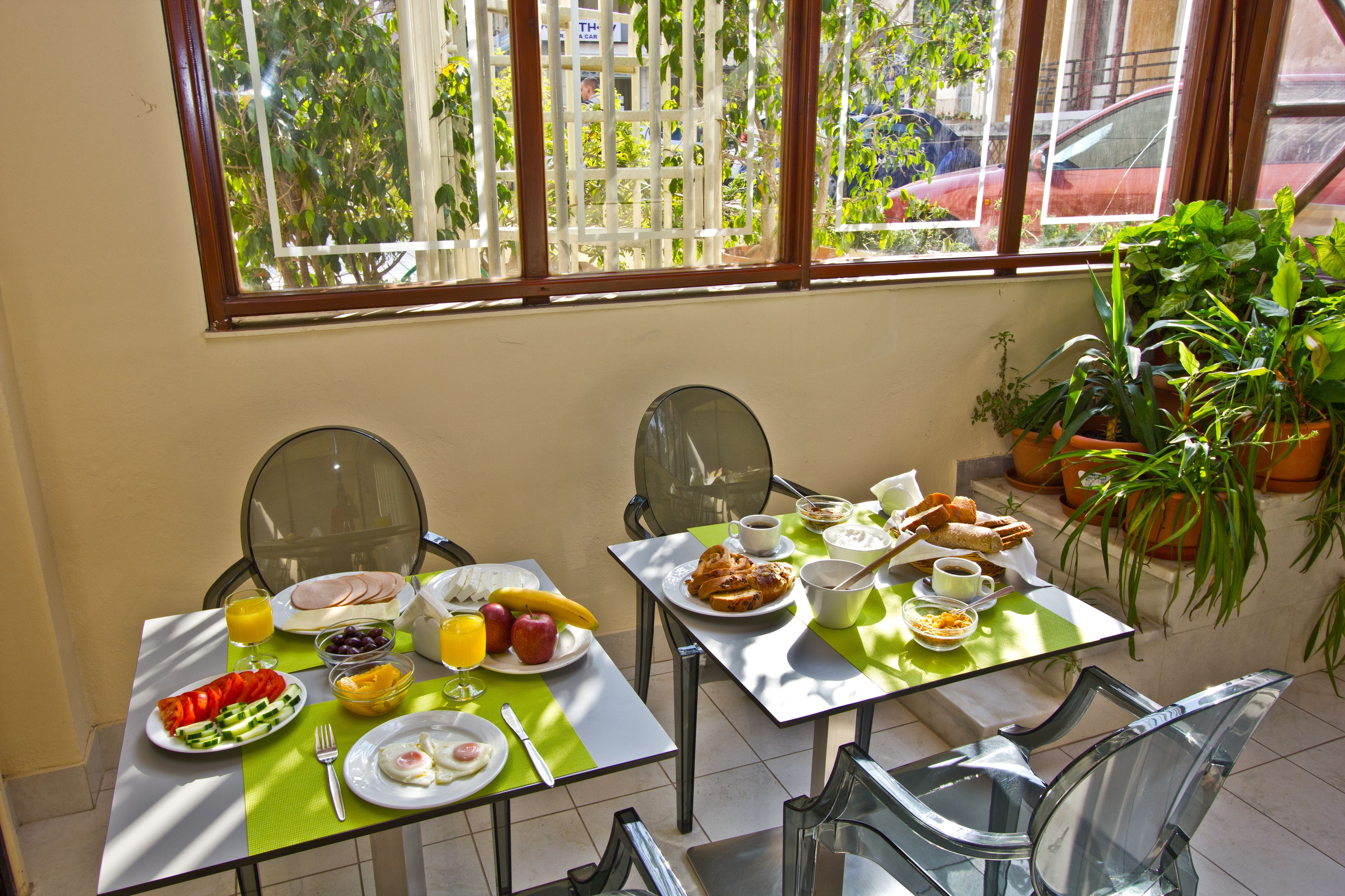 free buffet breakfast