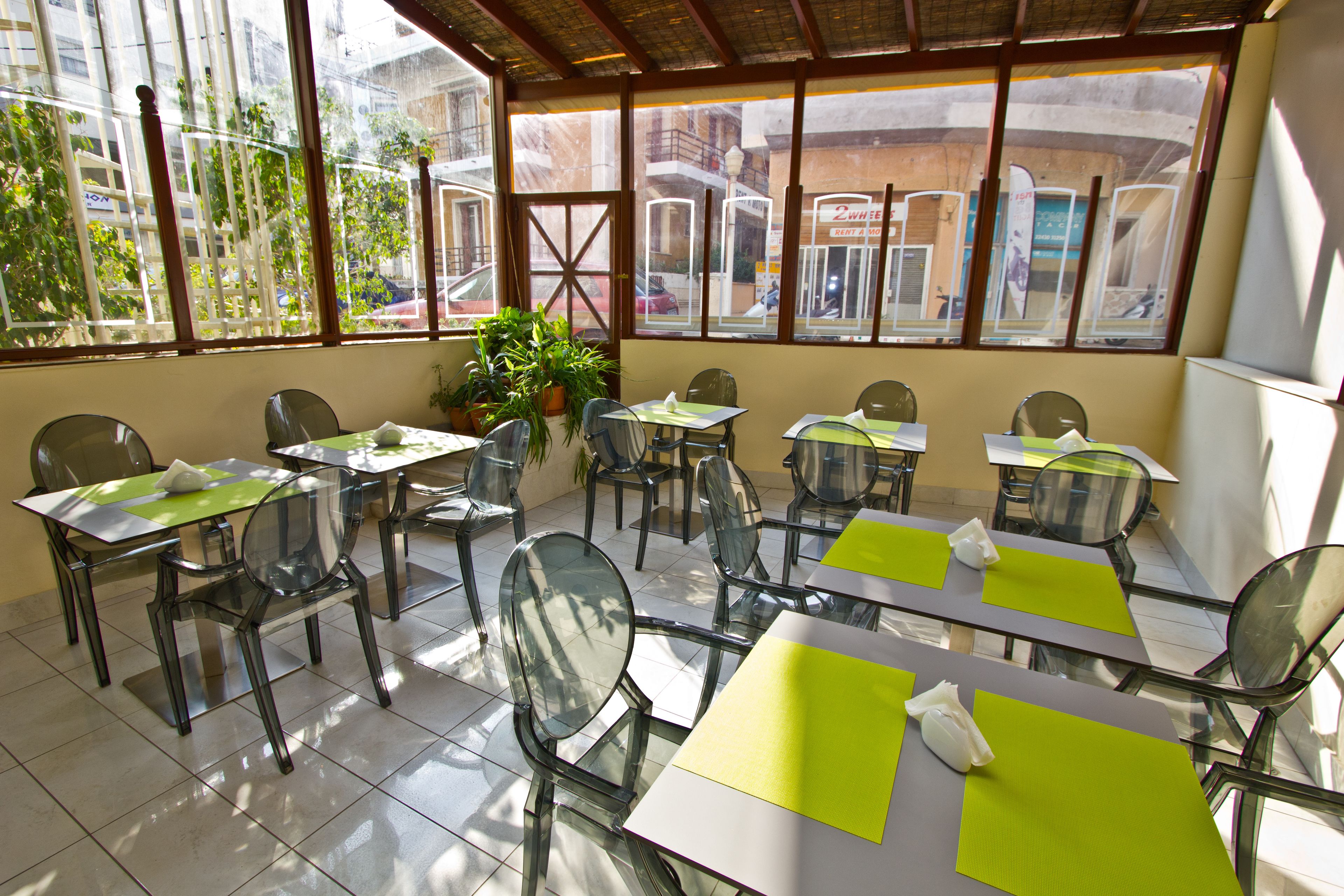 free buffet breakfast