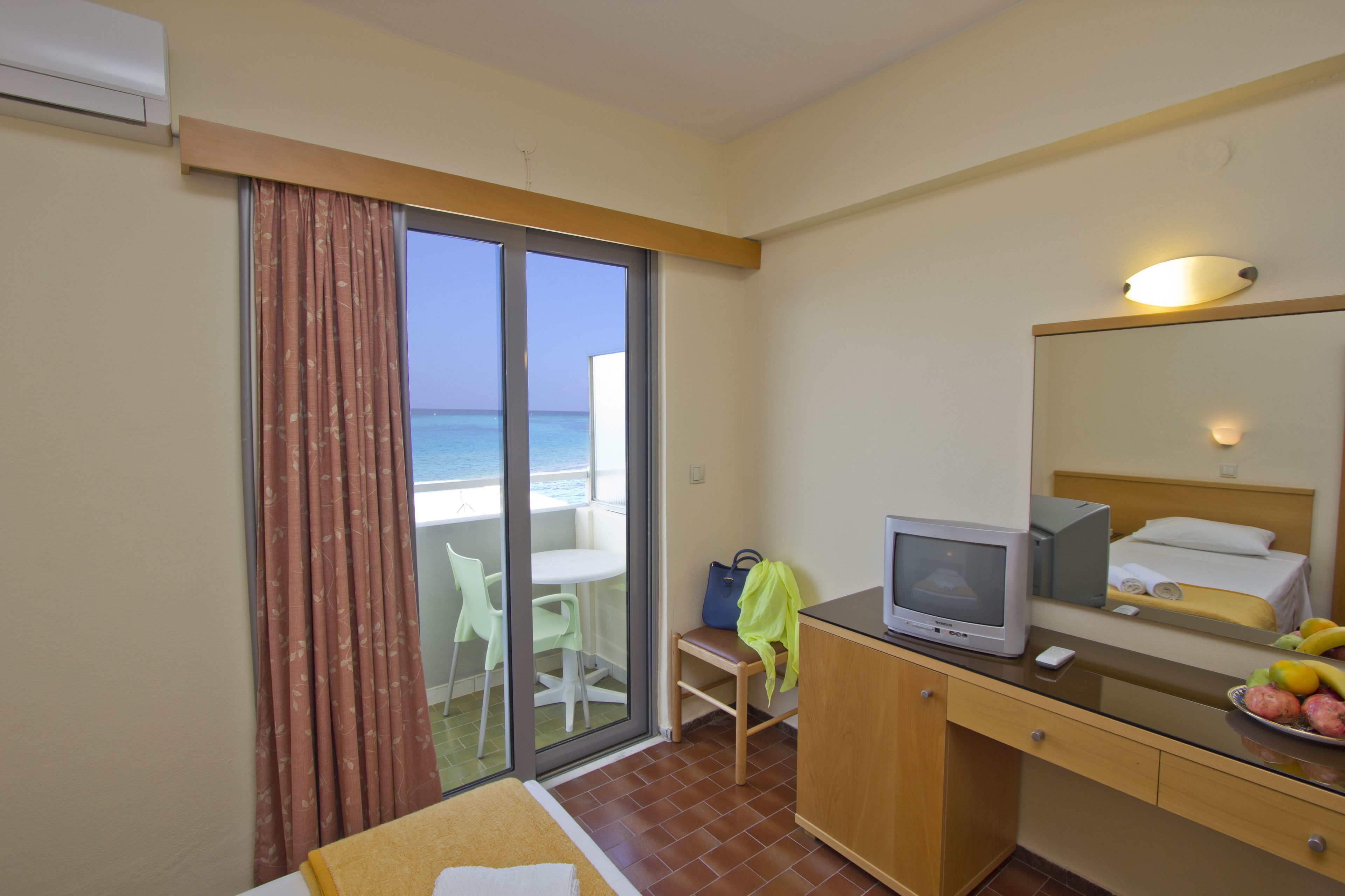 single room, 1 single bed | in-room safe, desk, blackout curtains, free wifi