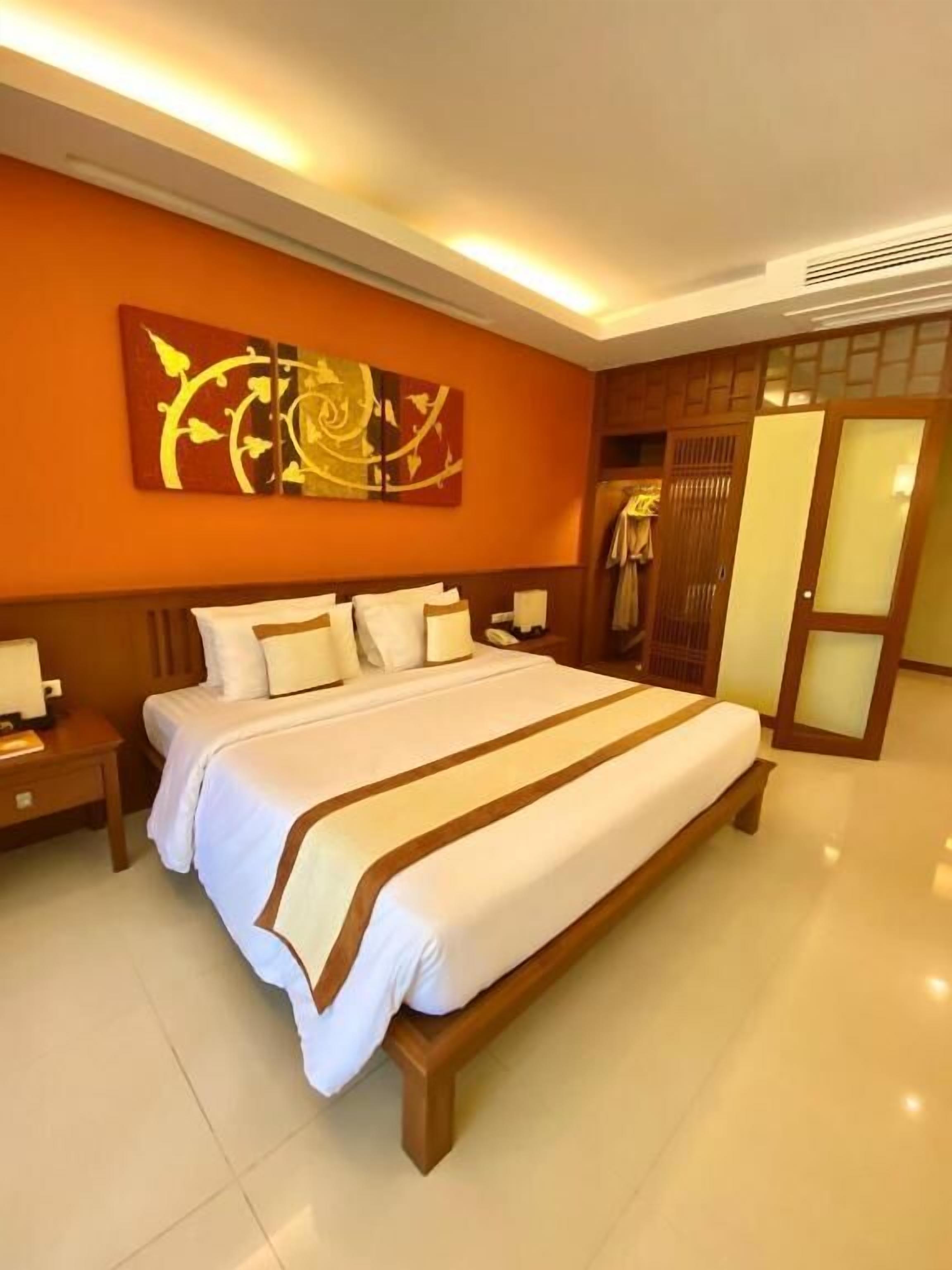 Ropa de cama de alta calidad y caja de seguridad en la habitación 