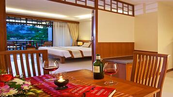 Ropa de cama de alta calidad y caja de seguridad en la habitación