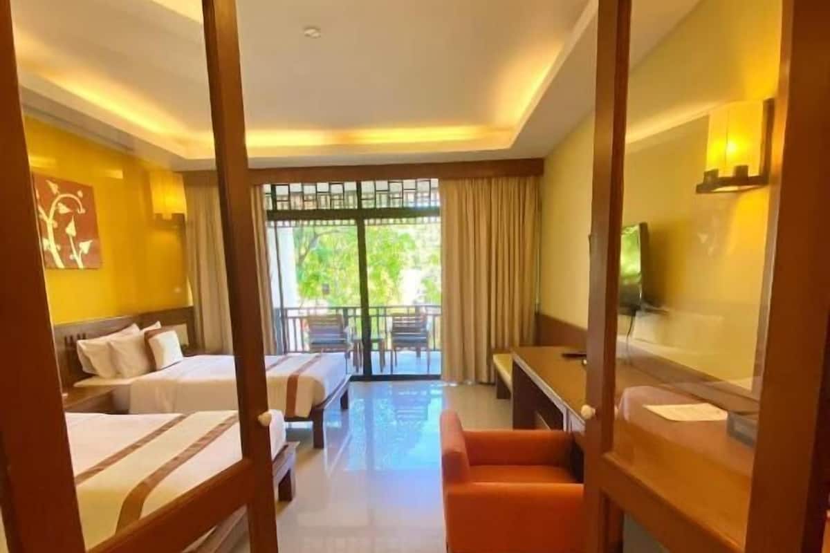 Premium bedding, in-room safe, desk, rollaway beds