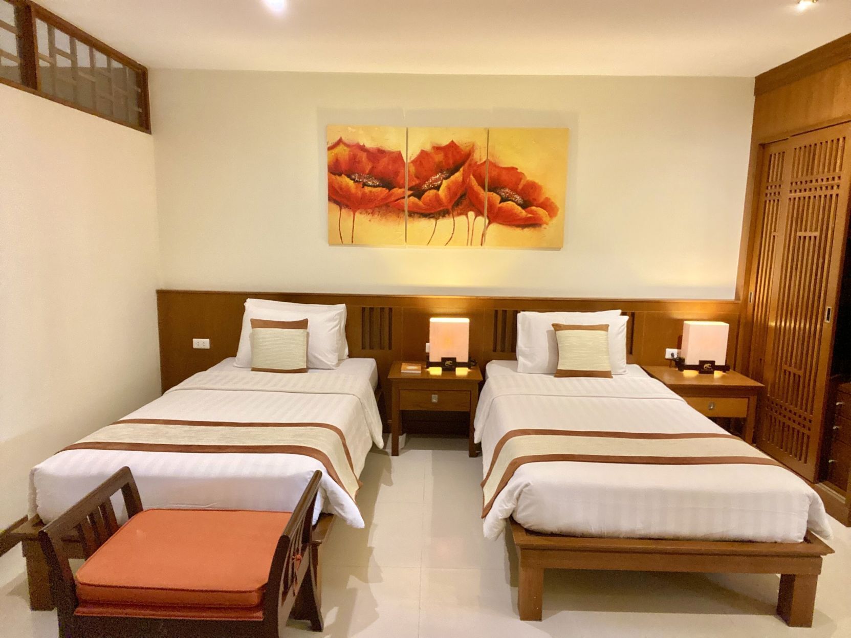 Sengetøy av topp kvalitet, safe på rommet og skrivebord