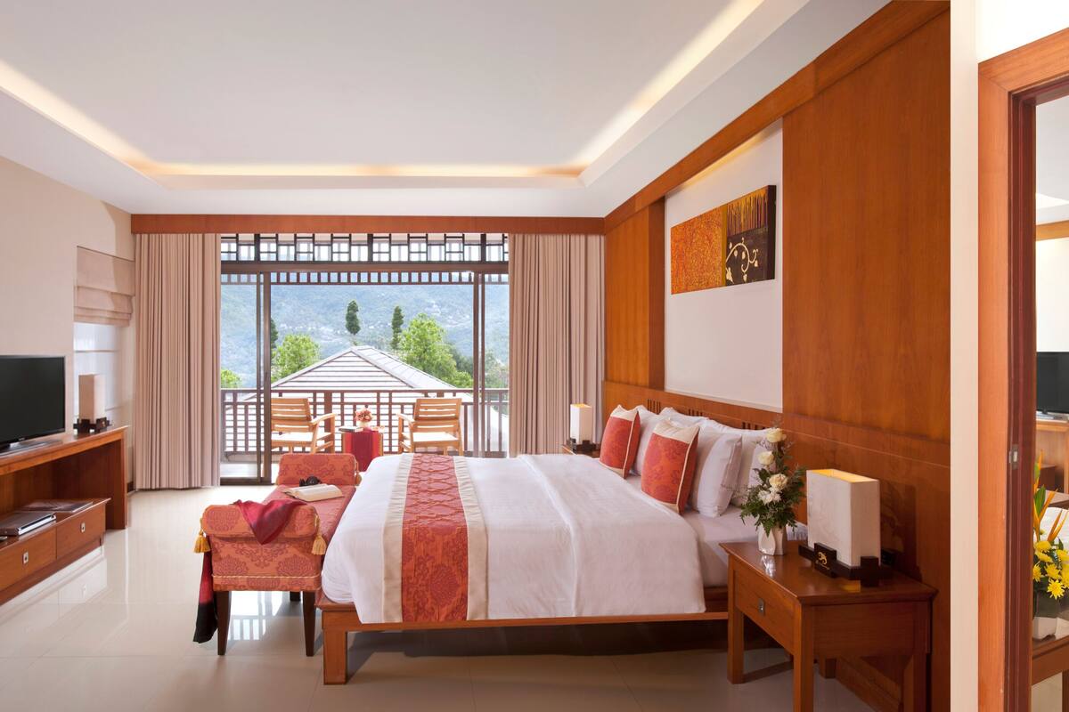 President Suite Two-Bedroom | 高档床上用品、客房内保险箱、办公桌、折叠床/加床（额外收费）