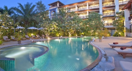 Outdoor pool, sun loungers. Le Murraya Boutique Hotel