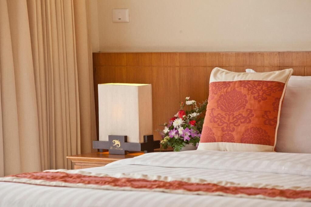 Sengetøy av topp kvalitet, safe på rommet og skrivebord