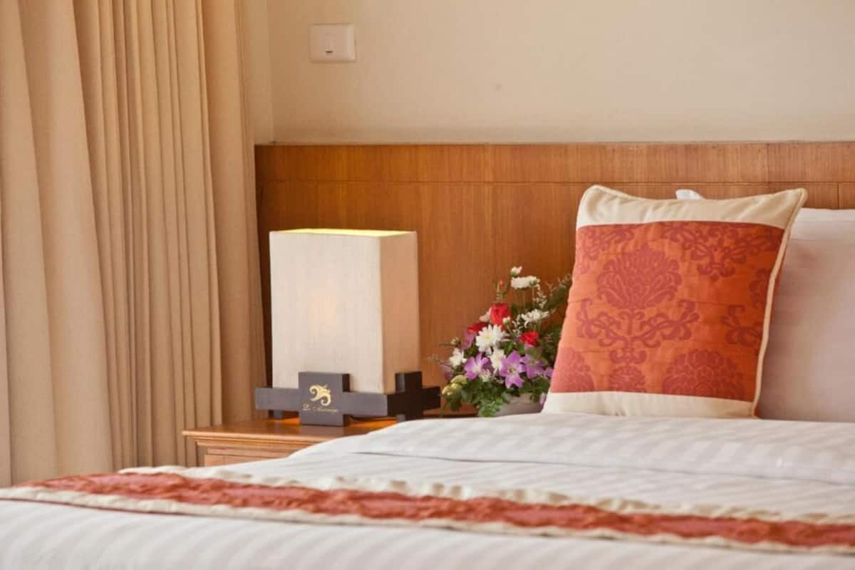 Sengetøy av topp kvalitet, safe på rommet og skrivebord