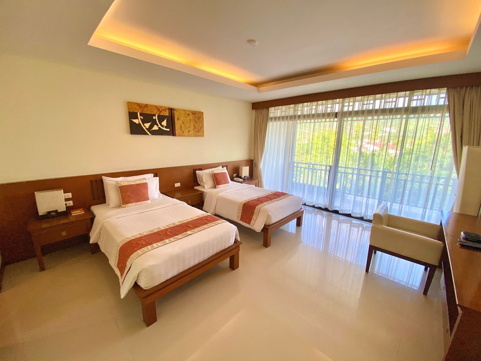 Sengetøy av topp kvalitet, safe på rommet og skrivebord