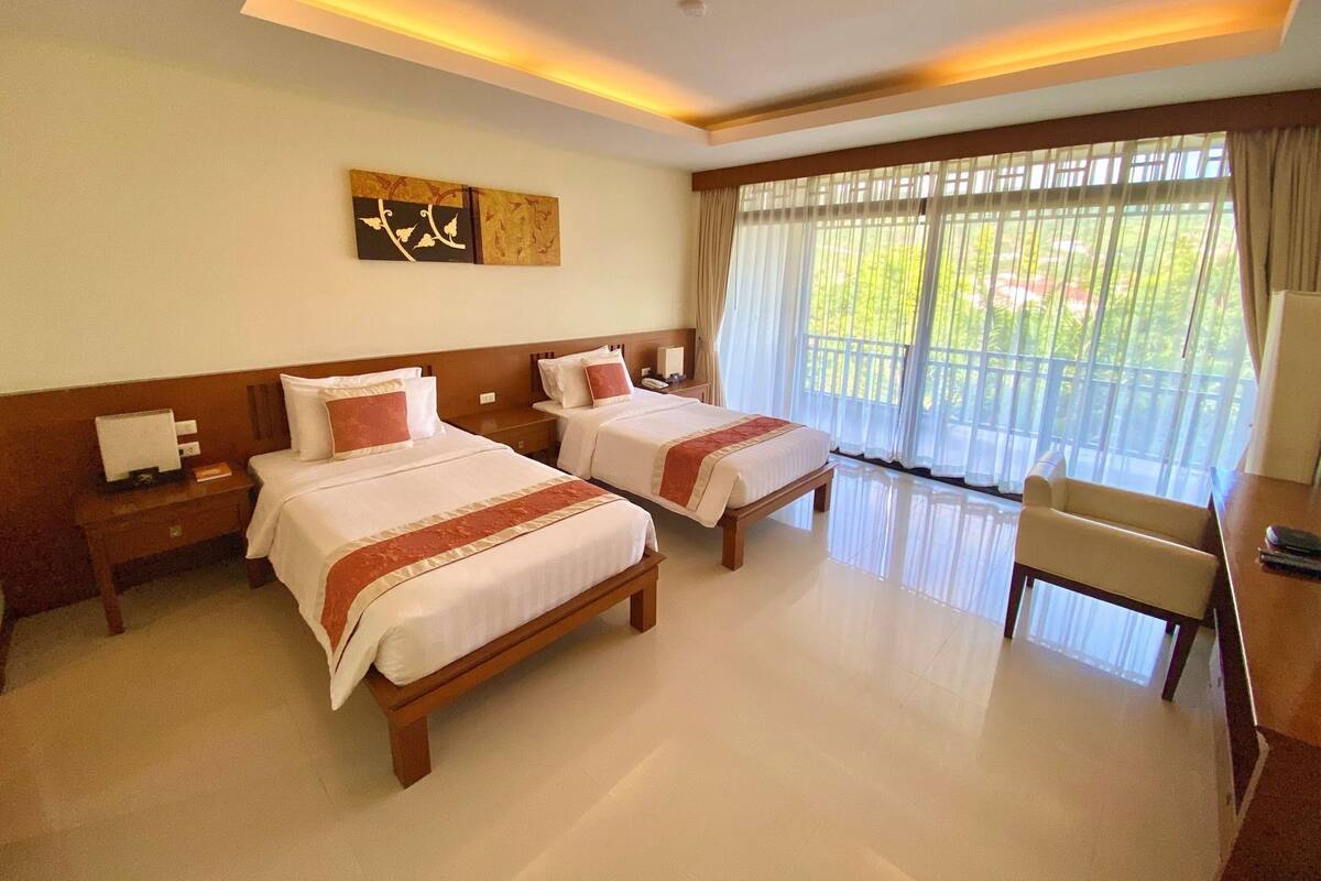 Sengetøy av topp kvalitet, safe på rommet og skrivebord