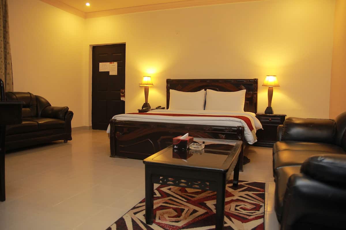 Habitación ejecutiva, 1 cama de matrimonio, baño privado | 1 dormitorio, minibar, escritorio y cortinas opacas