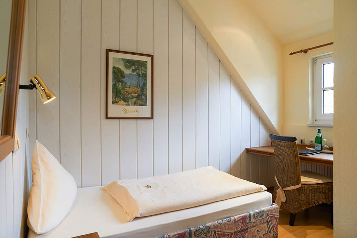 basic single room | hypo-allergenic bedding, desk, iron/ironing board, free cots/infant beds