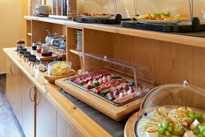 Phục vụ bữa tối 