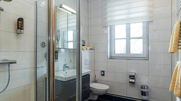 Dusche, Haartrockner, Handtücher