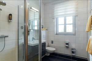 Dusche, Haartrockner, Handtücher